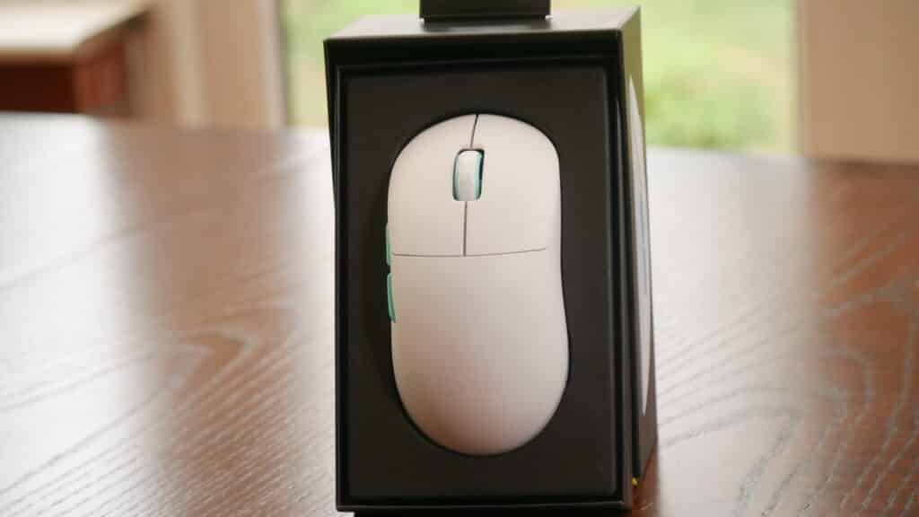 Xtrfy M8 Wireless Mouse in box