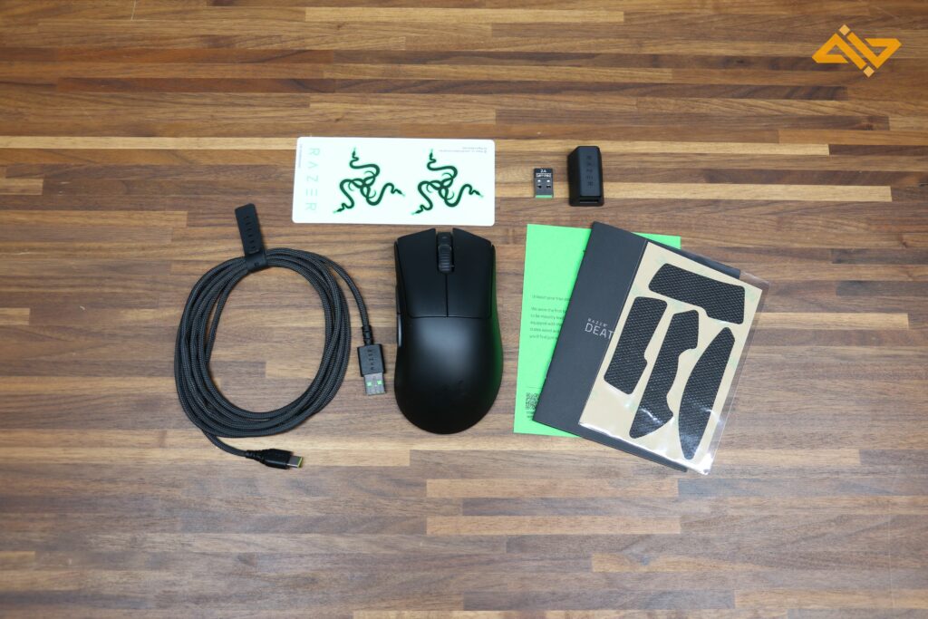 Deathadder V3 box contents.