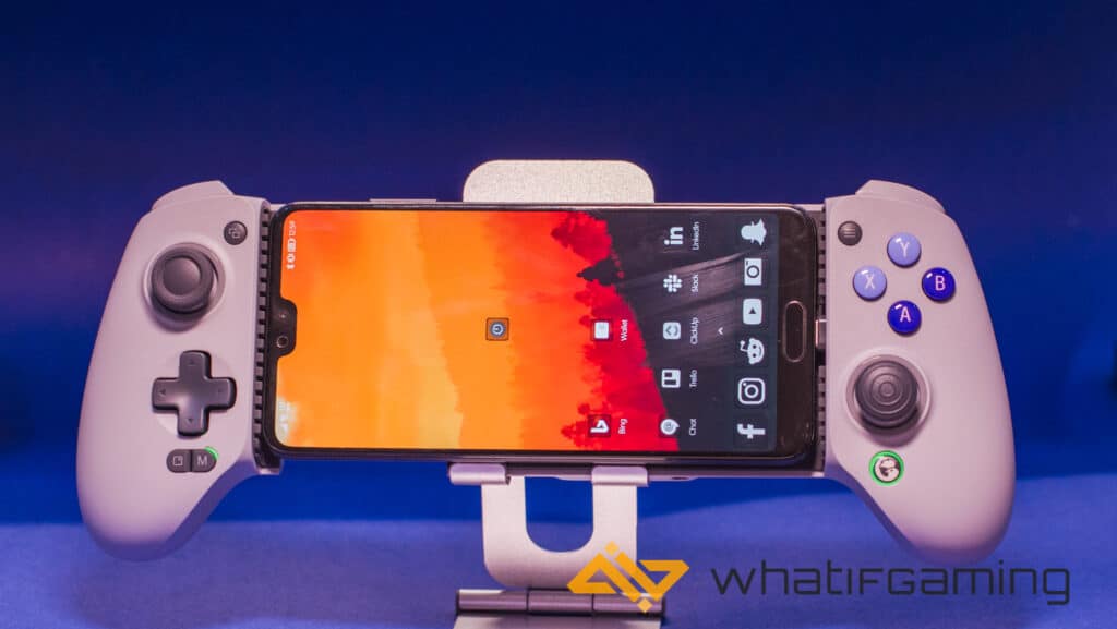 Image shows Phone placed inside the Gamesir G8 Galileo